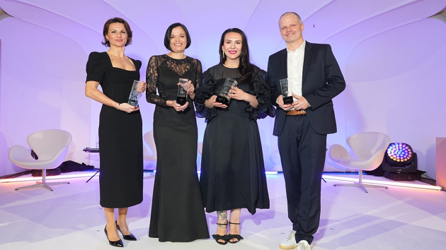 Best Brands Awards 2026: Coca-Cola, Ikea, Adidas und Samsung ausgezeichnet - v.l.: Marina Moguš (SVP General Manager Central Europe Adidas), Evelyne De Leersnyder (VP Operations Germany, Denmark & Finland The Coca-Cola Company), Enita Ramaj (Member of Executive Leadership Team Ikea Germany) and Mario Winter (Vice President Marketing Samsung) - Quelle: BrauerPhotos / J.Harrell für Best Brands